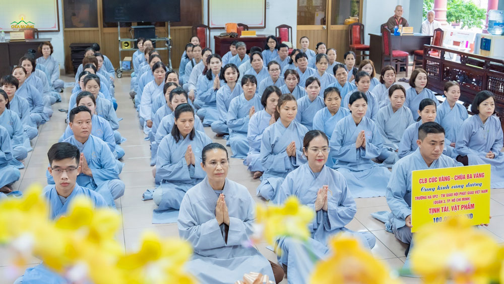 Các Phật tử cung kính chắp tay hướng tâm theo lời chỉ dạy của Thượng tọa.
