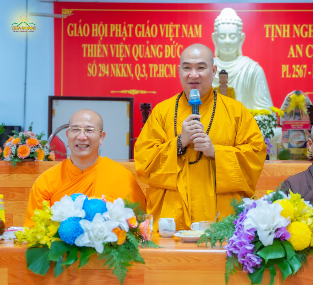 Đón nhận tấm lòng của các Phật tử, Thượng tọa Thích Phước Nguyên đã từ bi hứa khả thọ nhận sự cúng dường và chú nguyện hồi hướng.
