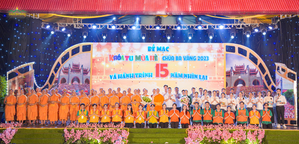 Một số chủ nhiệm, tình nguyện viên của các năm về tham dự chương trình và chụp ảnh lưu niệm cùng Sư Phụ, chư Tăng cùng Cô chủ nhiệm