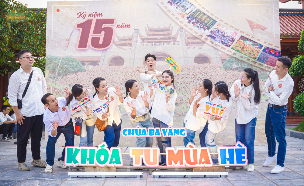 Thúy Nga (đứng thứ 5 từ phải sang) “khoe” bộ sưu tập thẻ đeo trong các khóa tu mùa hè cùng các cựu chủ nhiệm, tình nguyện viên