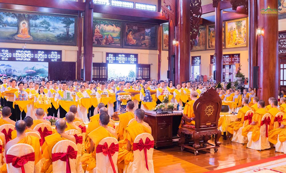 Các Phật tử thành tâm dâng phẩm vật cúng dường lên chư Tôn đức Tăng nhân Đại lễ Vu lan báo hiếu  