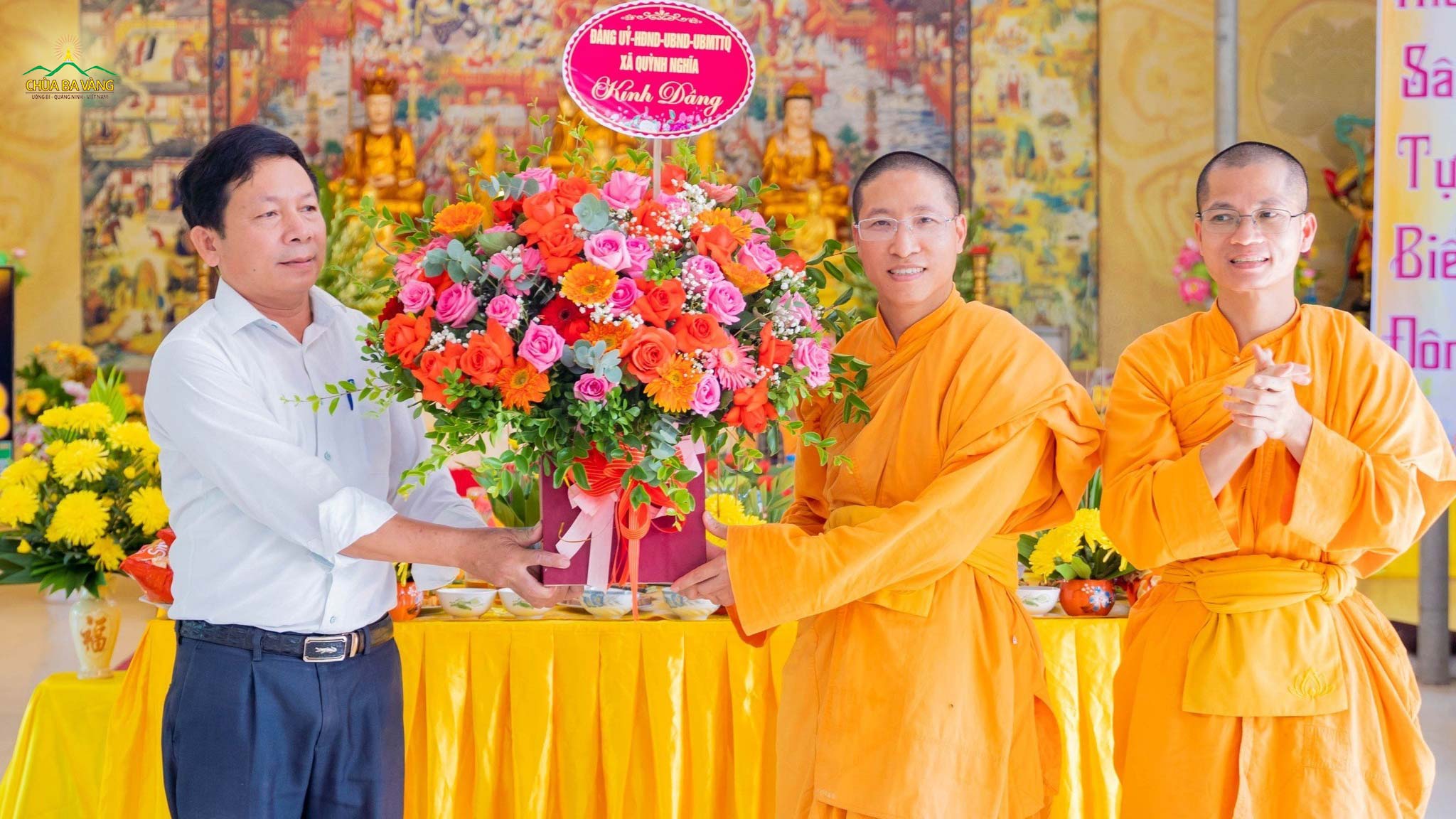 Đại diện Đảng ủy - HĐND - UBND - UBMTTQ xã Quỳnh Nghĩa kính tặng lẵng hoa tươi thắm nhân Đại lễ Vu Lan báo hiếu  