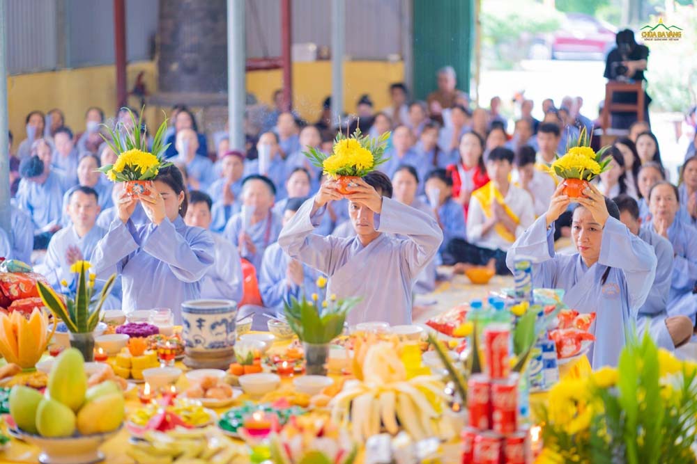 Các Phật tử dâng hương hoa trong đàn lễ  