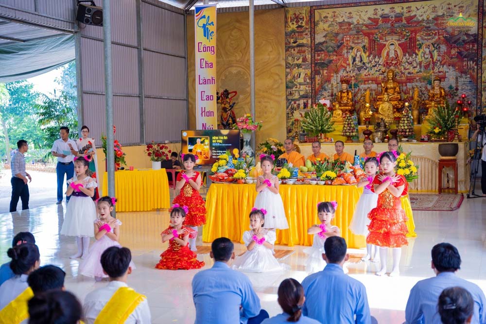 Các em nhỏ biểu diễn tiết mục văn nghệ
