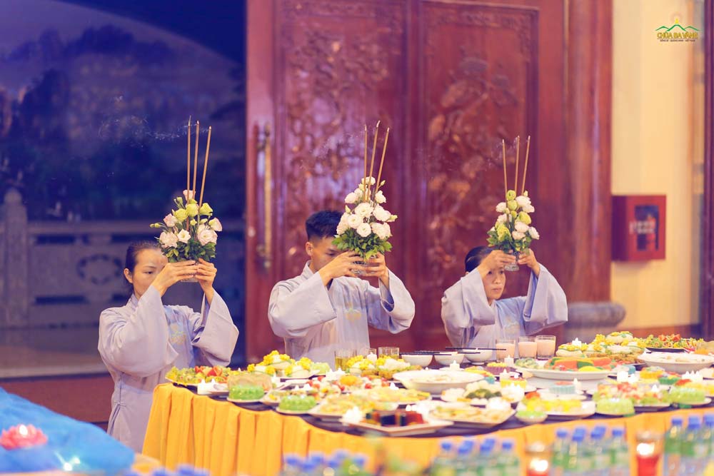 Các Phật tử thành kính dâng hương hoa