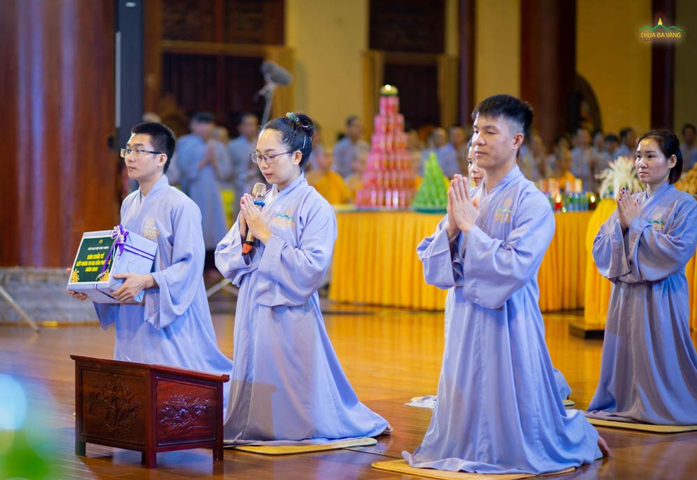Các Phật tử dâng lời tác bạch cúng dường lên chư Tăng nhân buổi lễ