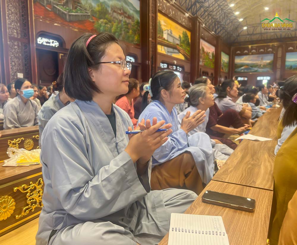 Chị Lê Thị Thanh Lương về chùa tham gia tu tập trong ngày Bát quan trai giới  