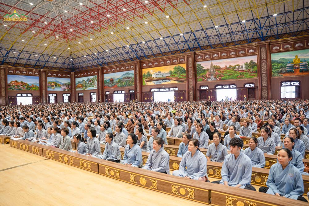 Đông đảo nhân dân, Phật tử chăm chú lắng nghe Thầy Thích Trúc Thái Minh giảng Pháp trong ngày tu Bát quan trai