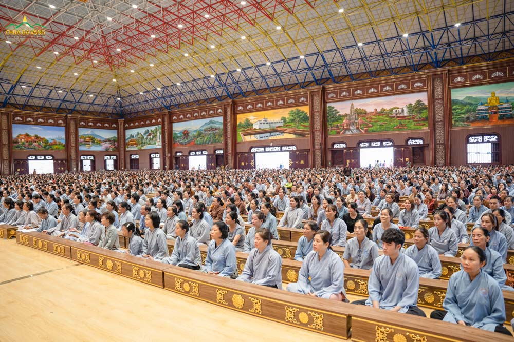 Đông đảo nhân dân, Phật tử chăm chú lắng nghe Thầy Thích Trúc Thái Minh giảng Pháp trong ngày tu Bát quan trai  