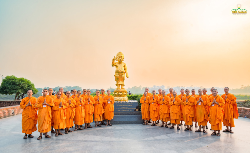 Chư Tăng chùa Ba Vàng chụp ảnh lưu niệm tại khu vườn Lâm Tỳ Ni   