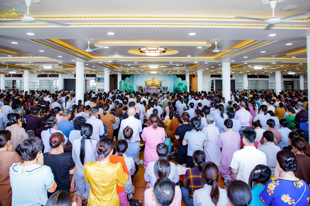 Rất đông thiện nam, tín nữ về chùa Ba Vàng tham dự lễ quy y Tam Bảo  