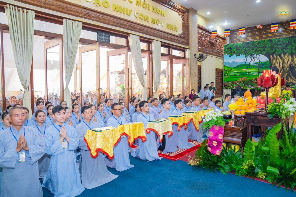 Các Phật tử thành kính cúng dường nhân Lễ tưởng niệm 100 năm ngày sinh của Tổ sư Minh Đăng Quang   