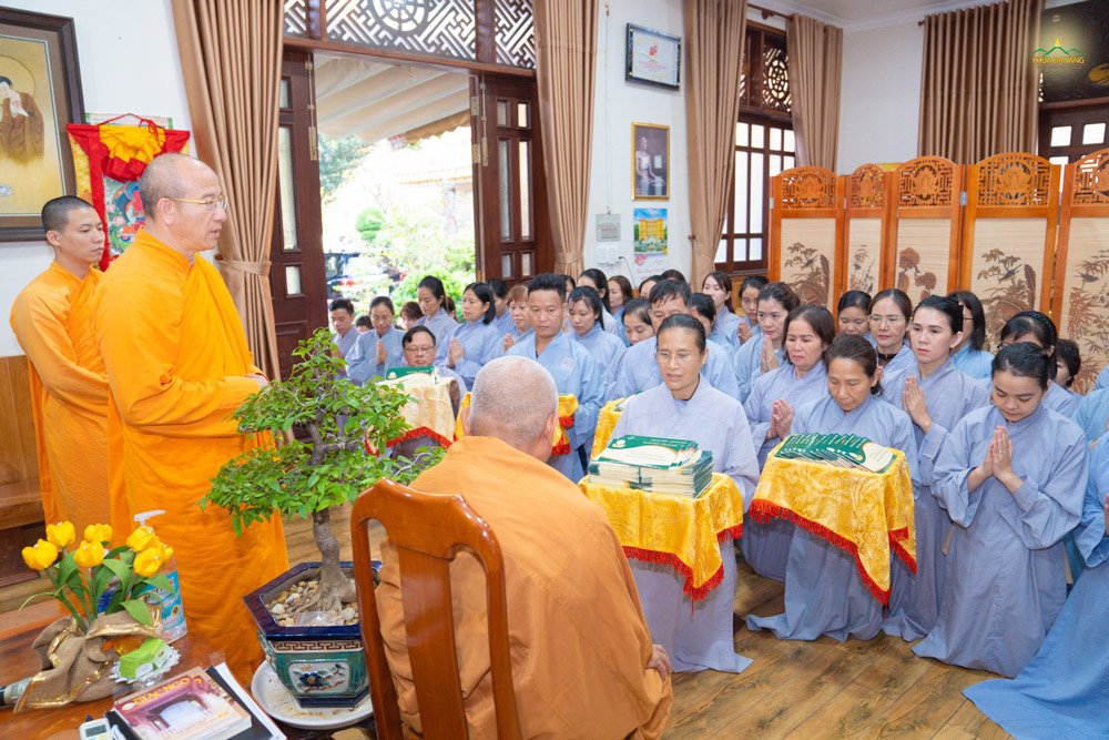 Cô Phạm Thị Yến cùng các Phật tử trong CLB Cúc Vàng thành kính bạch lễ cúng dường chư Tôn đức Tăng các hệ phái nhân Đại lễ tưởng niệm 100 năm ngày sinh của Tổ sư Minh Đăng Quang  