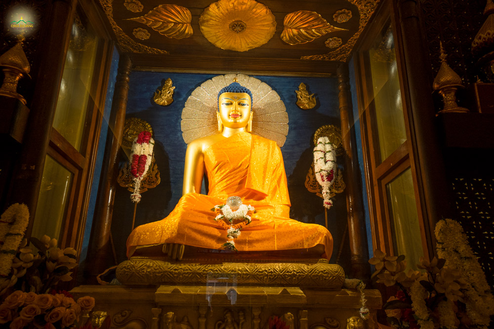 Tôn tượng Đức Phật bằng đá mạ vàng được làm từ thế kỷ thứ X Tây Lịch được thờ trong Tháp Đại Giác - Bồ Đề Đạo Tràng
