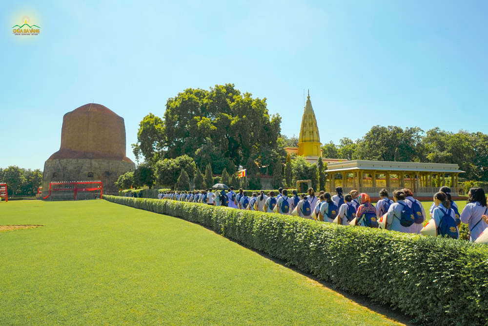 Phật tử tới chiêm bái các thánh tích tại vườn Lộc Uyển
