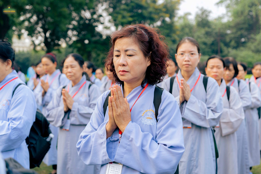 Sự cung kính của chị Lê Thị Thu Cúc khi đối trước các thánh tích Phật giáo  