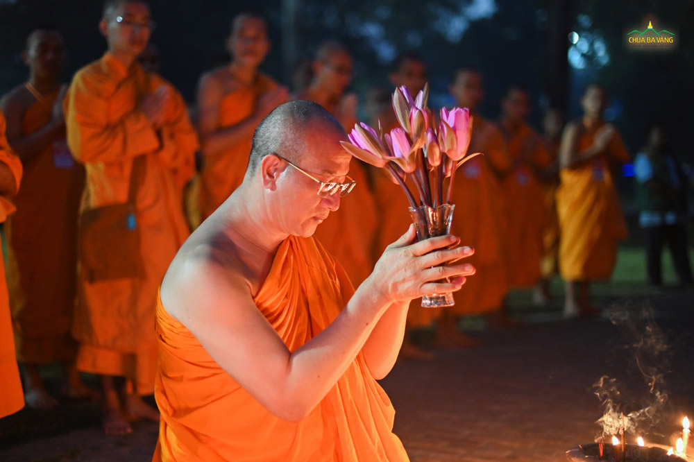Thầy Thích Trúc Thái Minh dâng hoa cúng dường tại tháp Trà tỳ - Nơi hỏa táng kim thân Đức Phật  