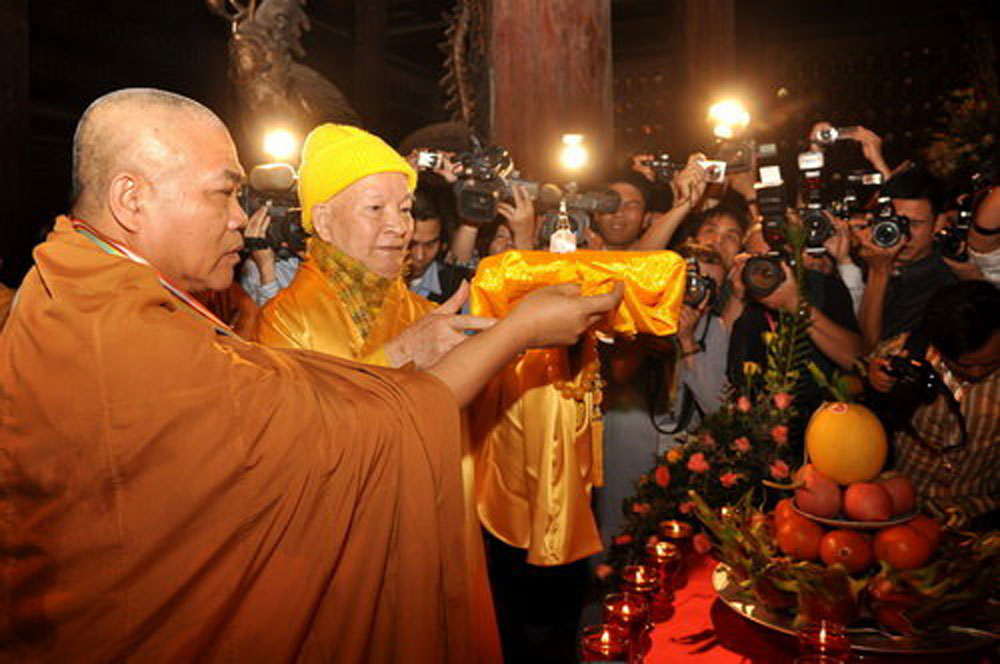 GHPGVN kết hợp với chùa Bái Đính - Ninh Bình tổ chức Đại lễ cung nghinh và an vị ngọc xá lợi Phật từ Ấn Độ (ảnh năm 2010)  