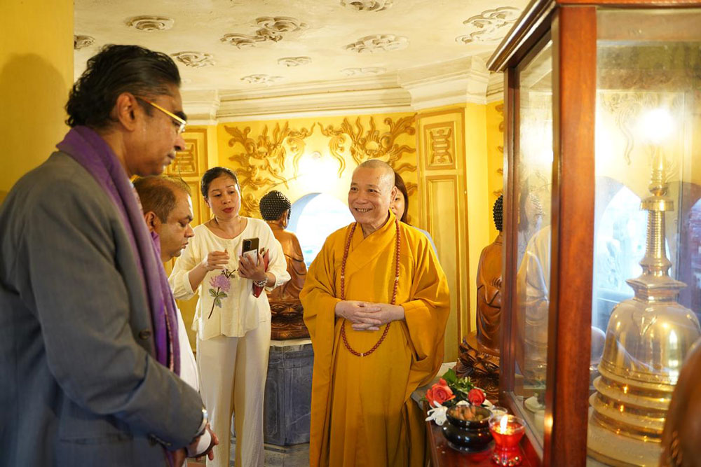 Đại sứ quán Sri Lanka tại Việt Nam - Ngài Sri Lanka A. Saj U.Mendis (mặc áo xám) đến chiêm bái Xá Lợi Phật tại chùa Bằng (ảnh năm 2023)  