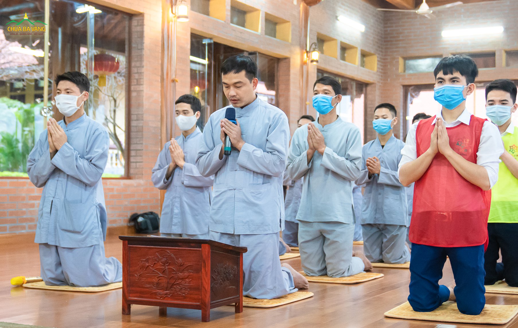 Các Phật tử đang tu học cấm túc tại chùa đại diện cho các Phật tử thuộc Câu lạc bộ Cúc Vàng - Tập Tu Lục Hòa dâng lên Sư Phụ lời cảm niệm tri ân
