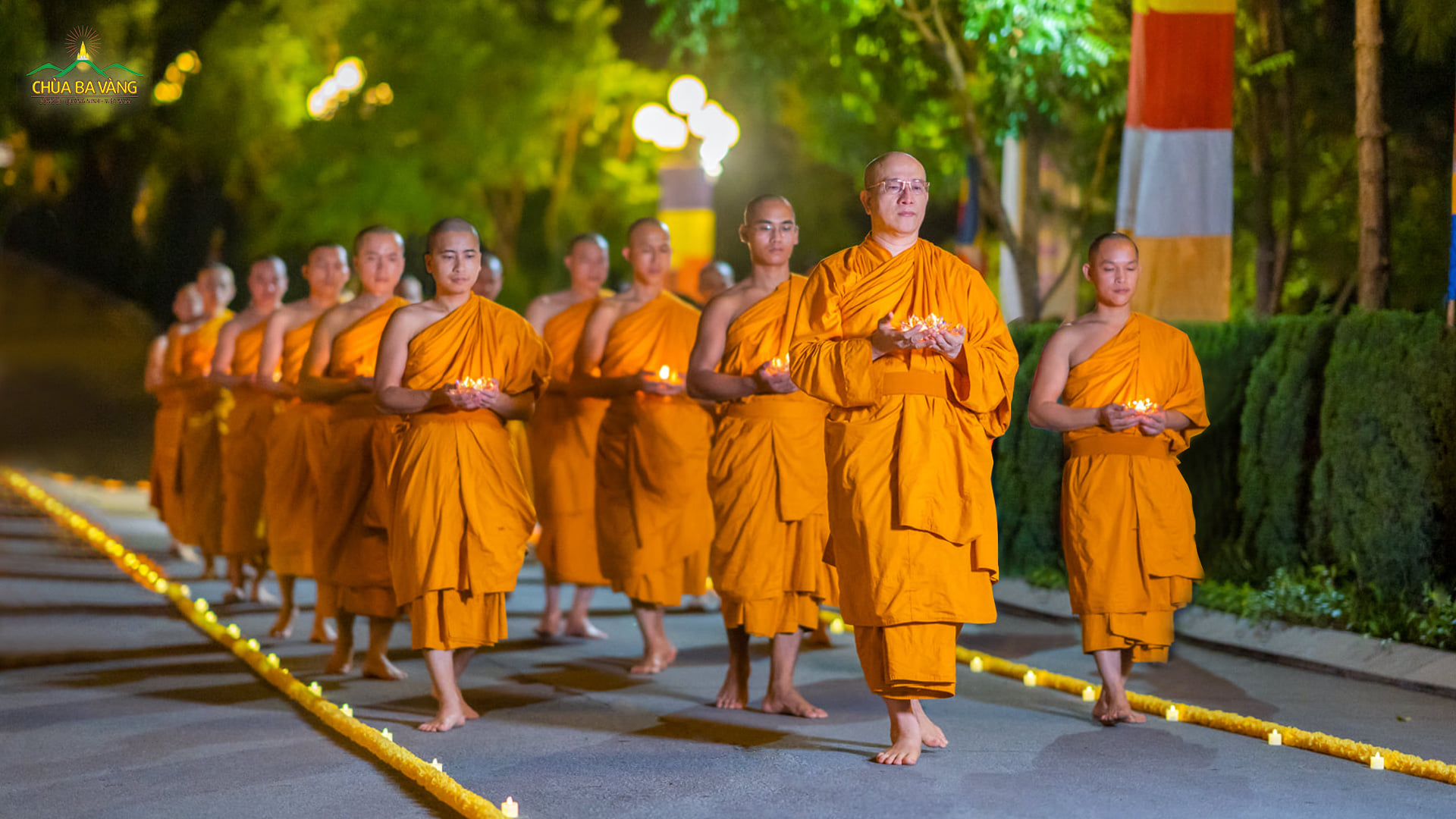 Những bước chân an lạc của Chư Tăng đang hướng về khu tôn tượng Đức Phật đản sinh

