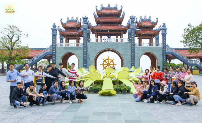 Các bạn học viên của Trung tâm Havico chụp ảnh lưu niệm tại chùa Ba Vàng
