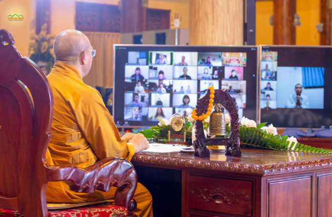 Thông qua internet, các Phật tử xa xứ được giới thiệu bản thân và gửi lời chào tới Sư Phụ cùng các Phật tử tại chùa bằng nhiều thứ tiếng khác nhau