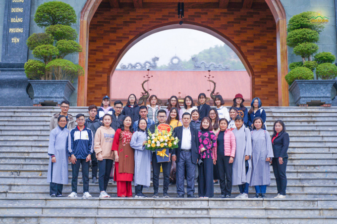 Đoàn Học viện Tài Chính chụp ảnh lưu niệm tại chùa Ba Vàng