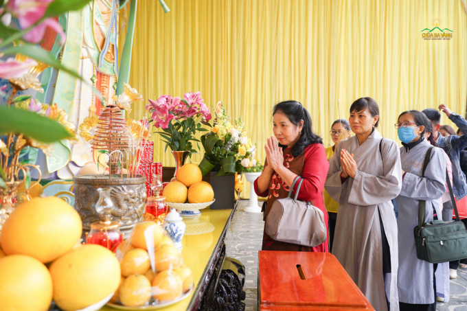 Các thành viên trong đoàn Học viện Tài Chính dâng hương, lễ Phật tại chùa Ba Vàng