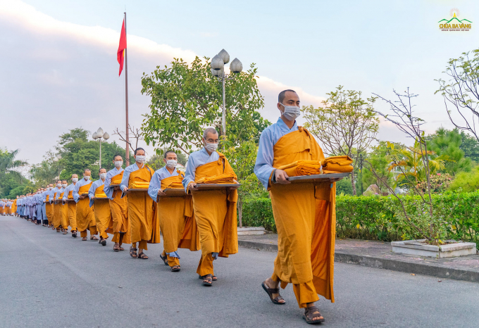 Chư Tăng Ni chùa Ba Vàng vân tập về chùa Trình Yên Tử để tham dự buổi lễ Đại giới đàn Trúc Lâm Tam Tổ lần thứ XI
