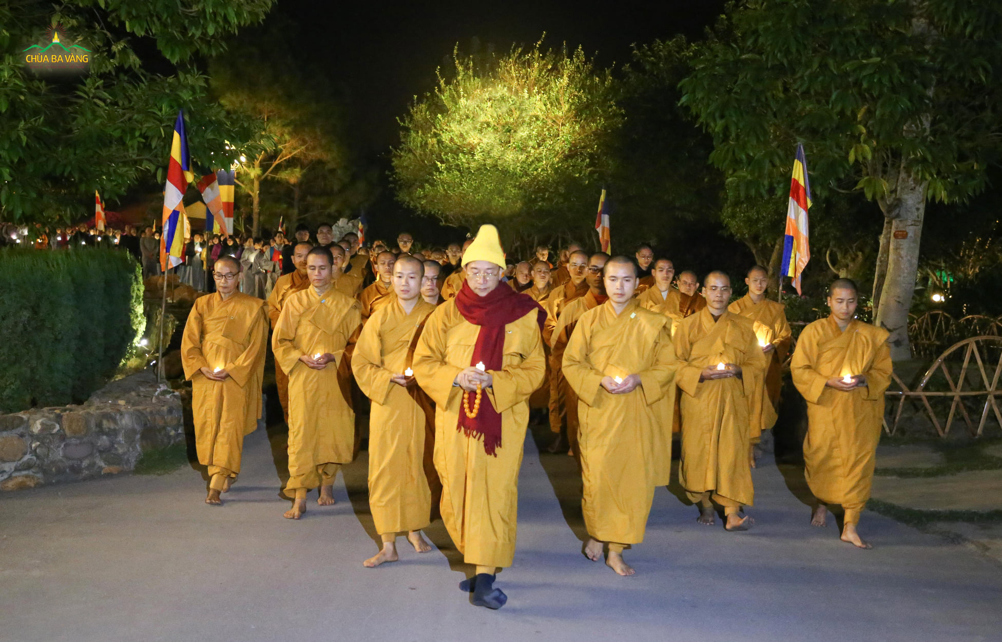 Sư Phụ Thích Trúc Thái Minh dẫn tứ chúng đi thiền hành trong khuôn viên chùa