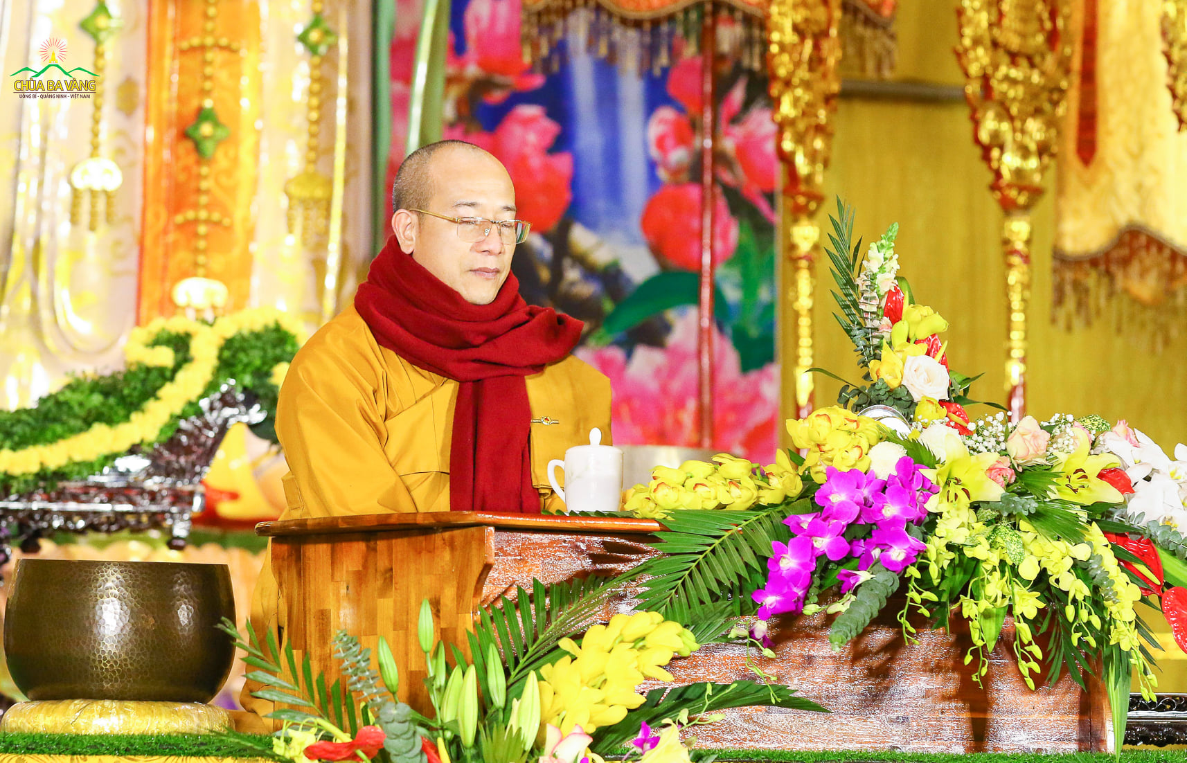 Sư Phụ Thích Trúc Thái Minh ngồi thiền trong đêm mừng Đức Phật thành đạo