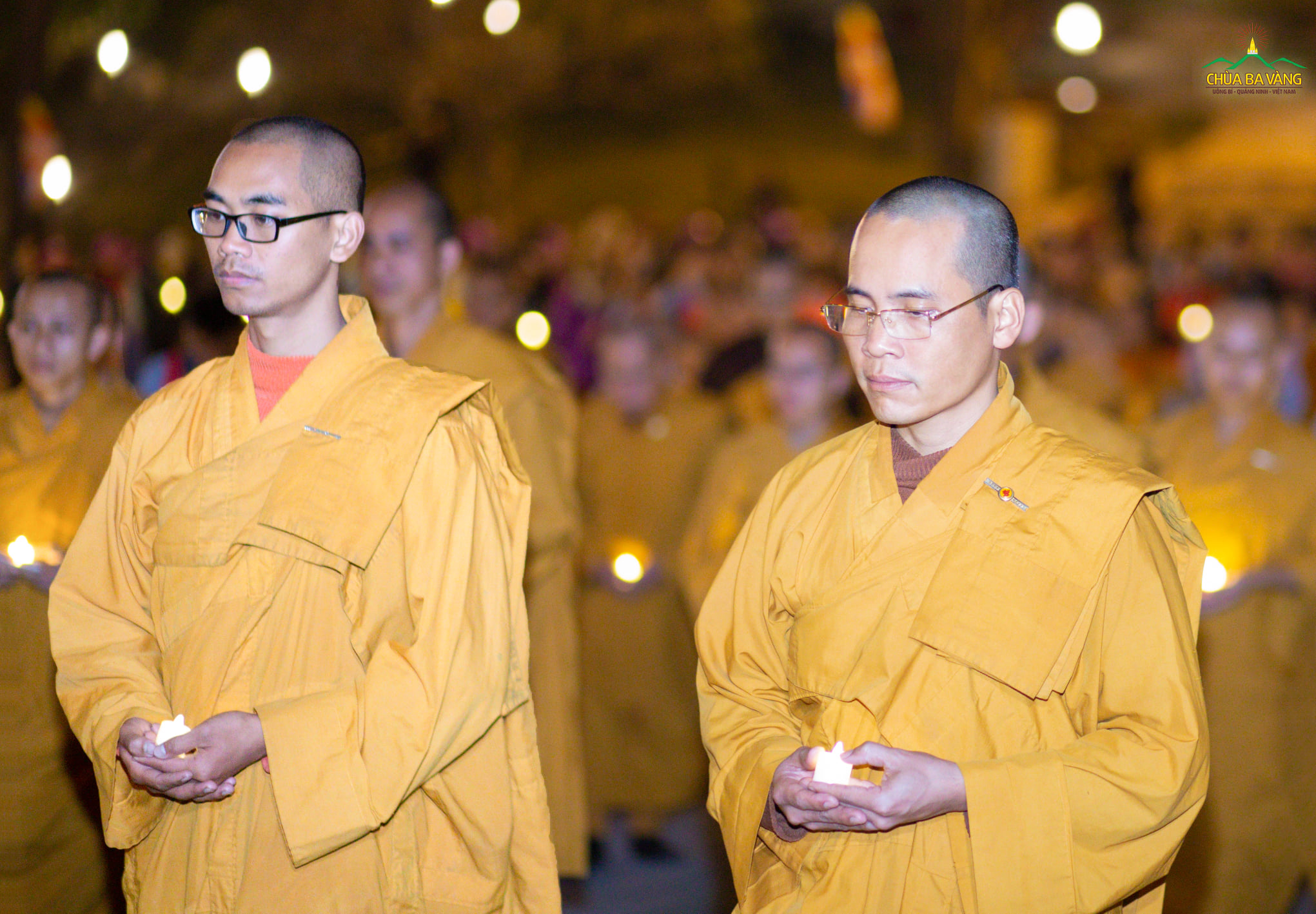 Ánh nến lung linh được nâng trên tay của chư Tăng và Phật tử để dâng lên cúng dường Đức Phật trong Đêm thiền mừng ngày Ngài thành Đạo