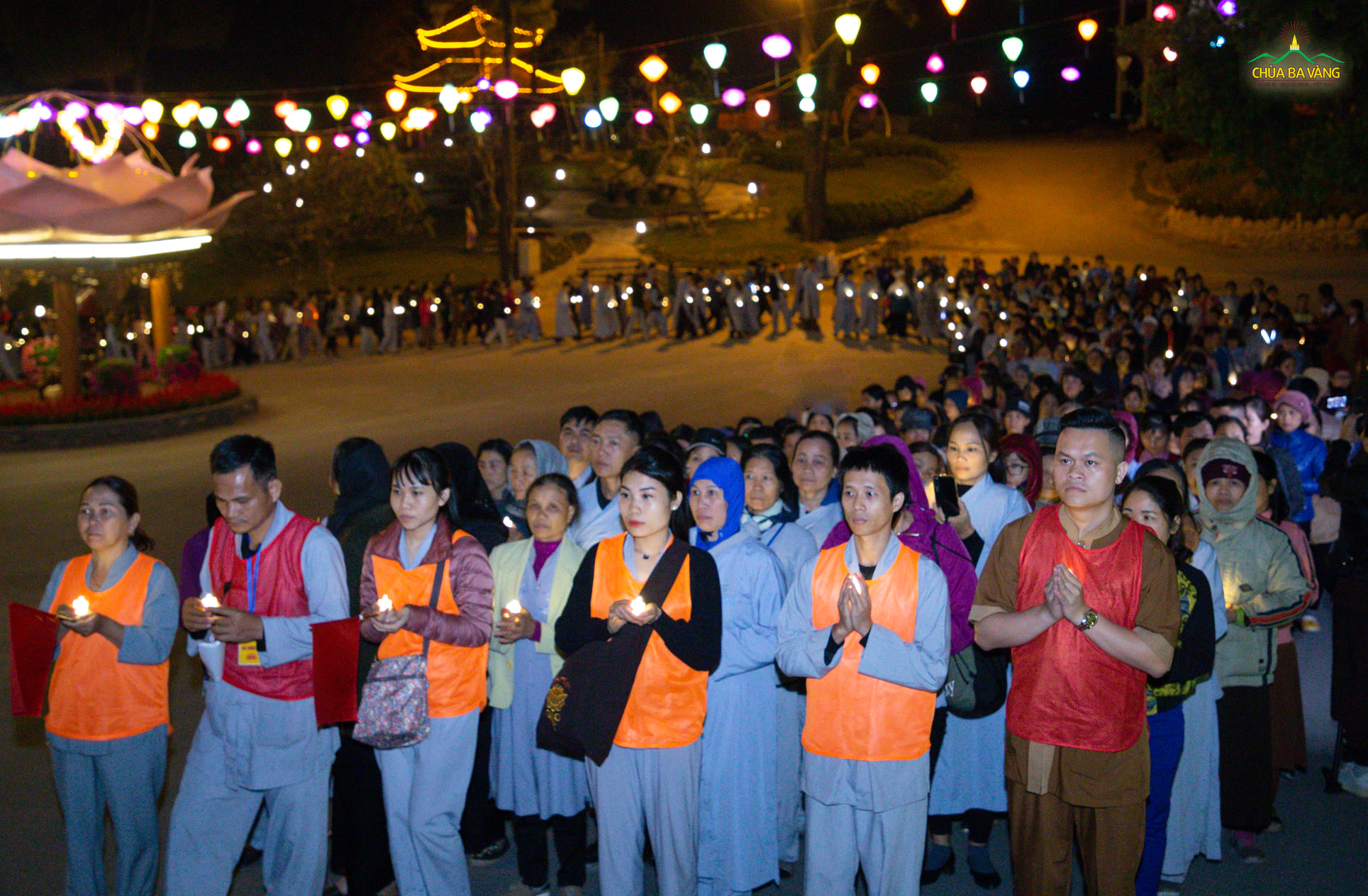 Hàng ngàn Phật tử đã vân tập về chùa để tham gia đêm thiền vào tối ngày 08/12/Kỷ Hợi