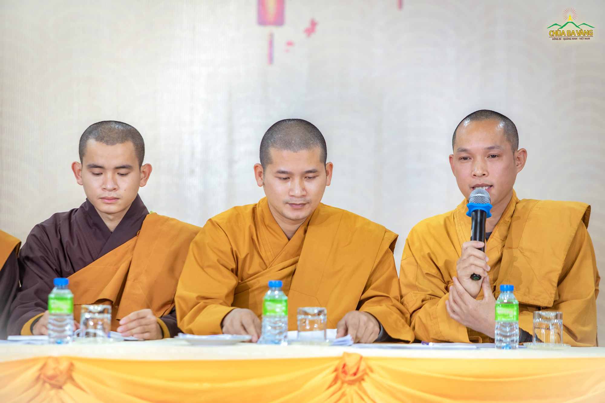 Chư Tăng phát biểu trong buổi tổng kết hoạt động Phật sự năm 2020