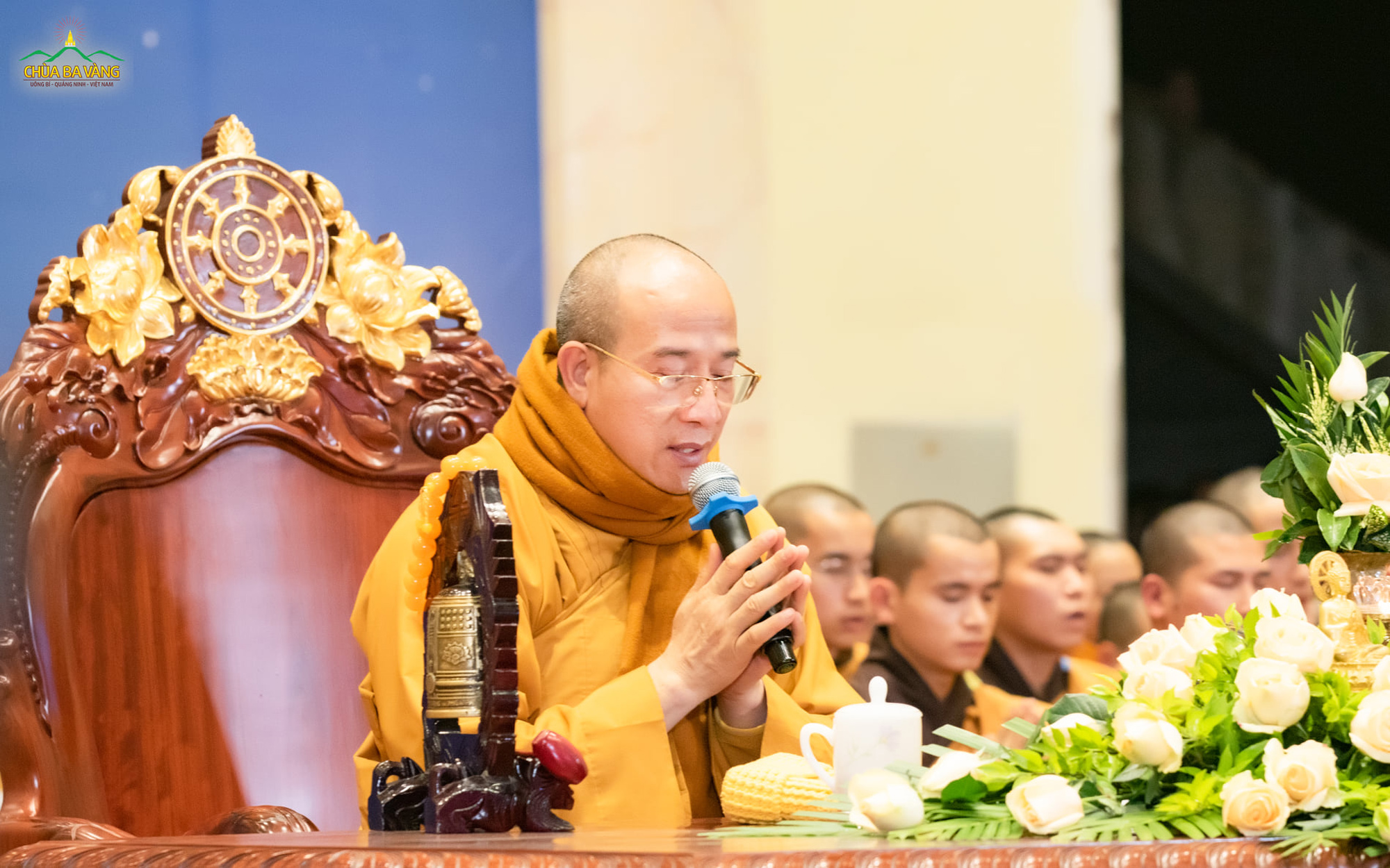 Sư Phụ cùng chư tôn đức Tăng chứng minh cho các Phật tử được phát tâm Bồ đề