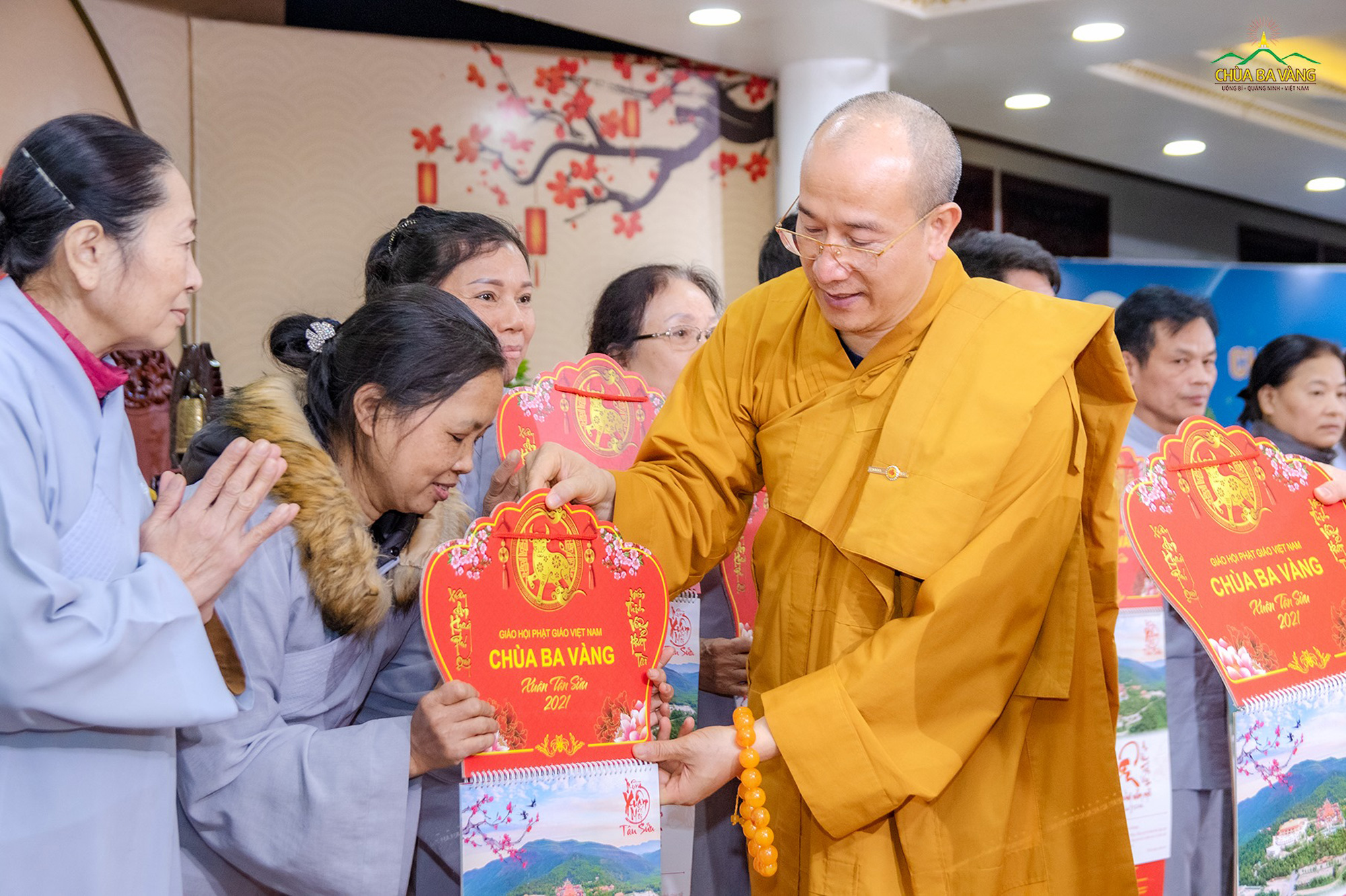 Sư Phụ Thích Trúc Thái Minh trao quà cho các Phật tử