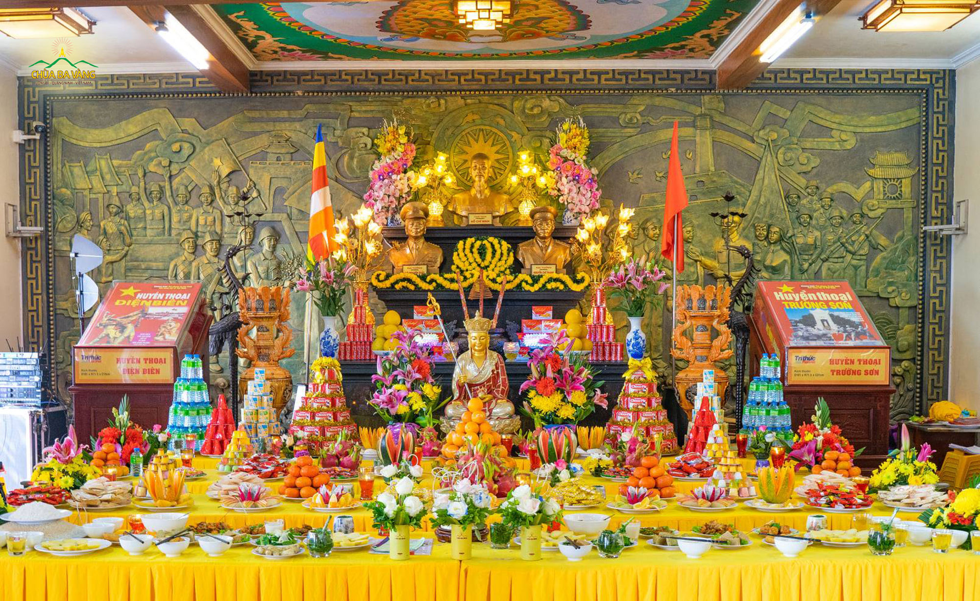 Đàn lễ trang nghiêm, tố hảo được các Phật tử chuẩn bị cho lễ khai đàn tụng kinh cầu siêu anh hùng liệt sĩ