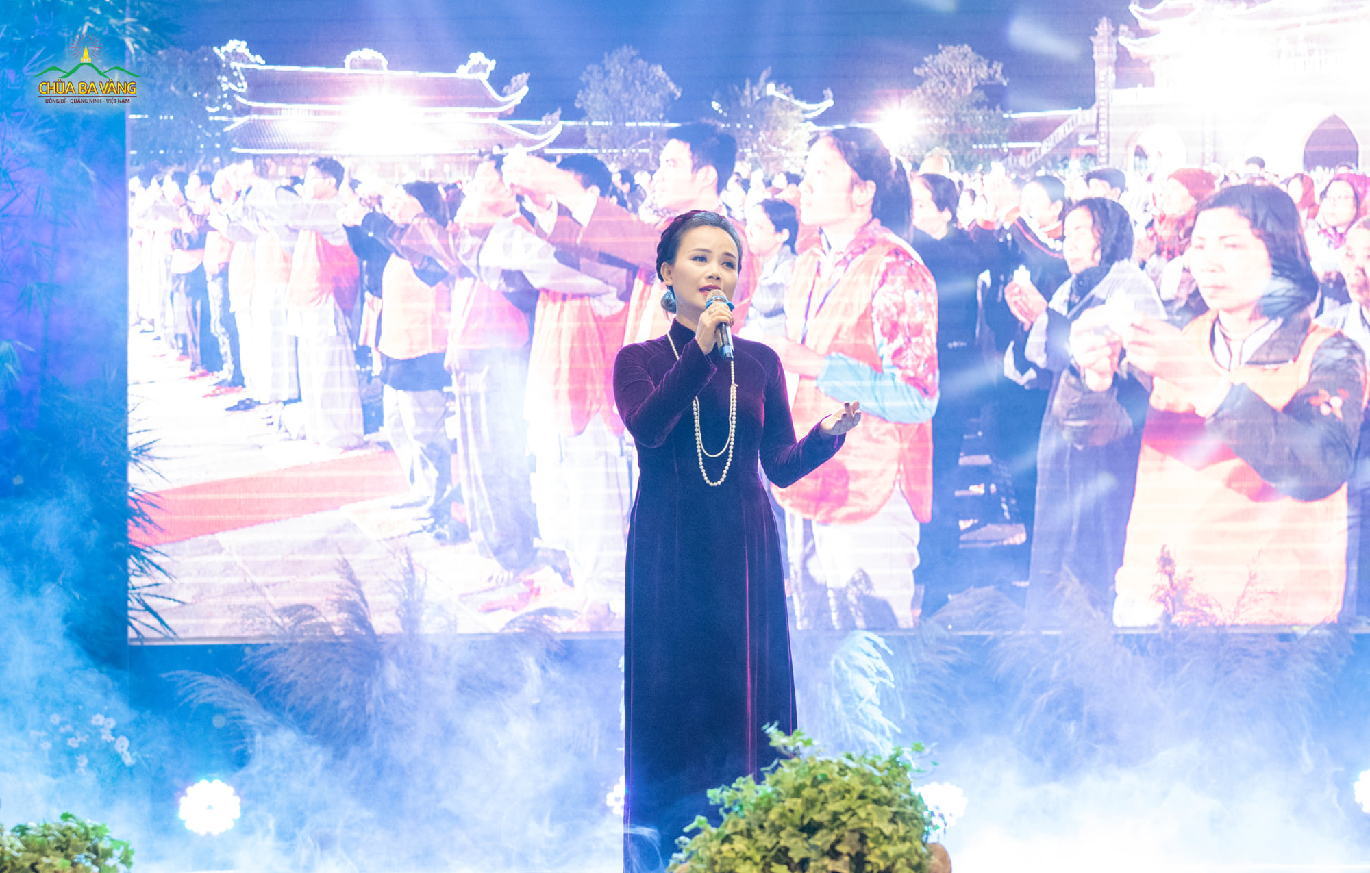 Diễn viên - ca sĩ Đào Hoàng Yến hát cúng dường bài hát “Vui trong ánh đạo”