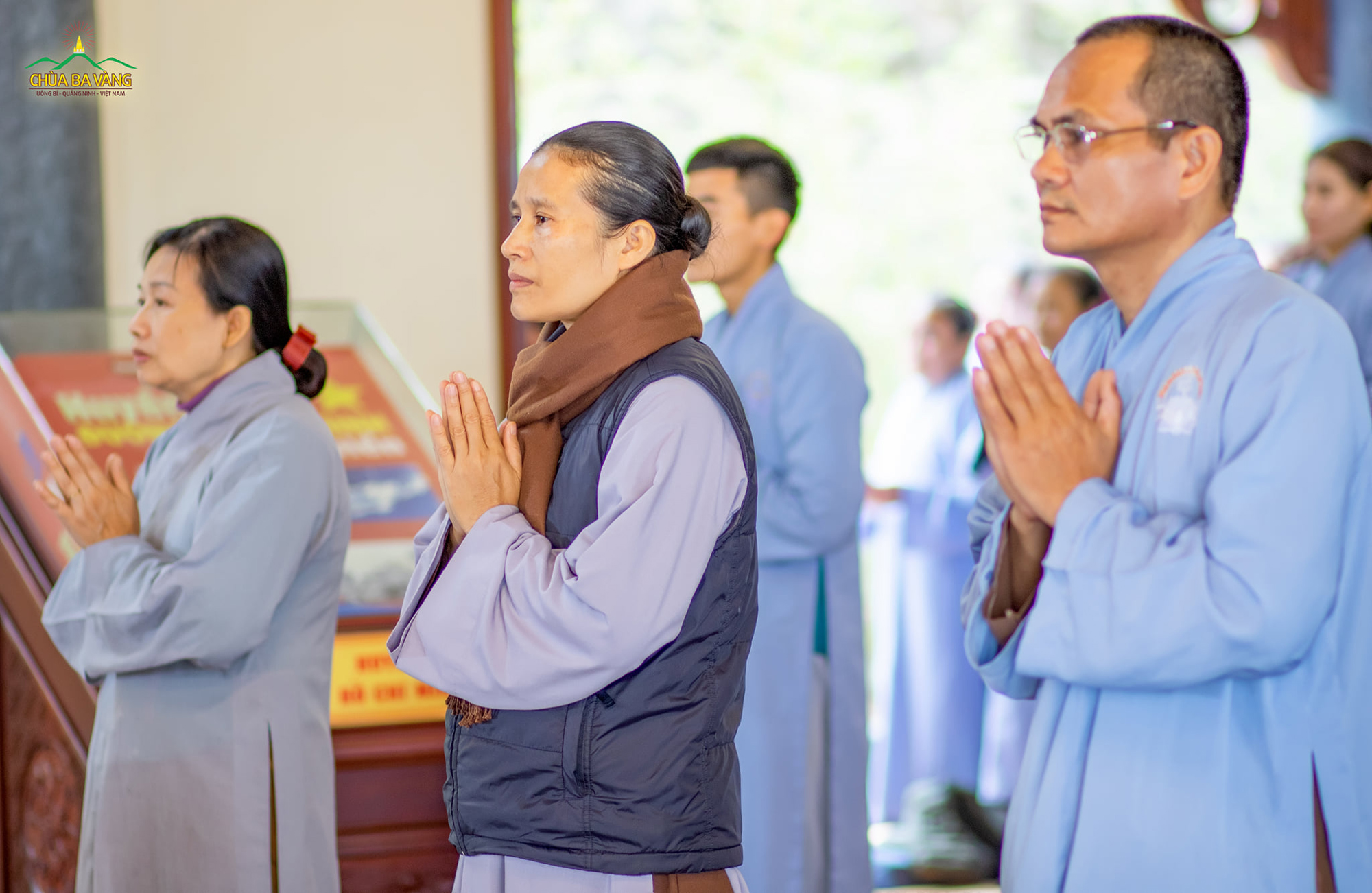 Các Phật tử chắp tay trang nghiêm tham gia lễ khai đàn ngày 10/01/2021