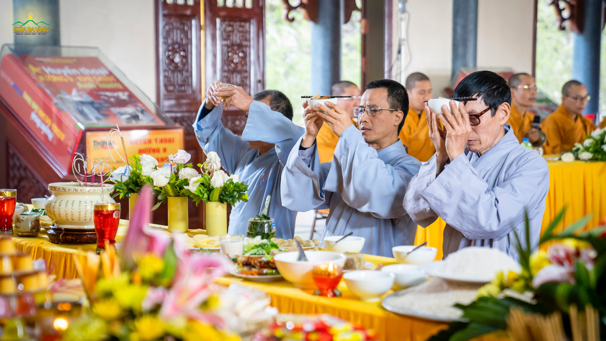 Đại diện các Phật tử thực hiện nghi thức cúng cơm tại đàn lễ