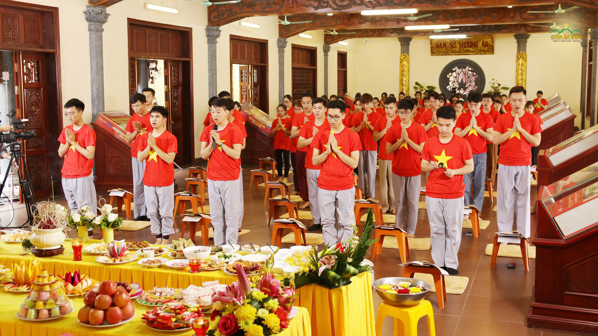 Các bạn trẻ trong CLB Tuổi trẻ Ba Vàng cùng khoác lên mình chiếc áo cờ đỏ sao vàng để tham gia tụng kinh cầu siêu tại đền thờ liệt sĩ chùa Ba Vàng