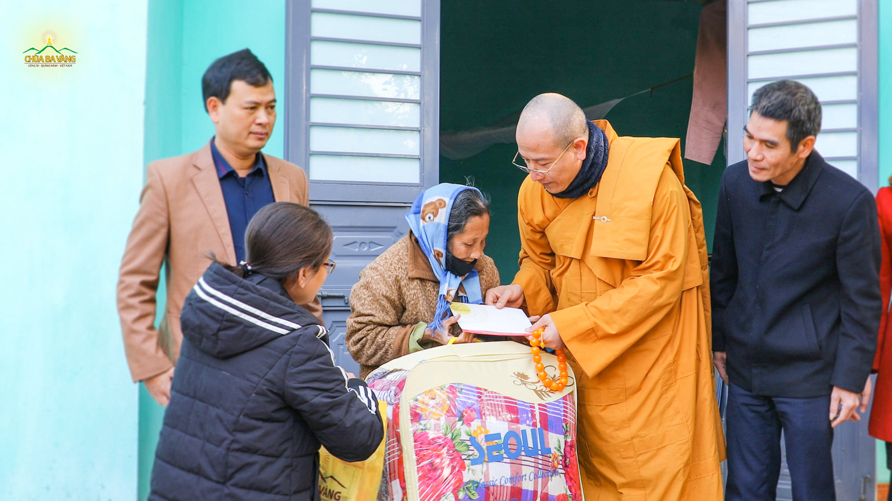 Sư Phụ Thích Trúc Thái Minh ân cần trao quà cho gia đình khó khăn tại phường Thanh Sơn, Uông Bí