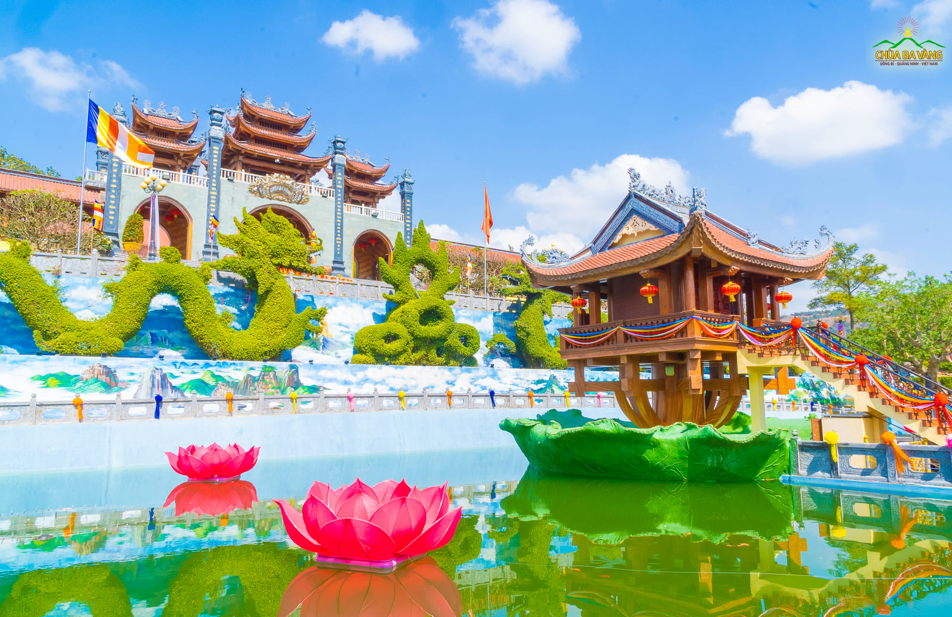 chùa Một Cột ở giữa hồ biểu tượng như một đóa sen