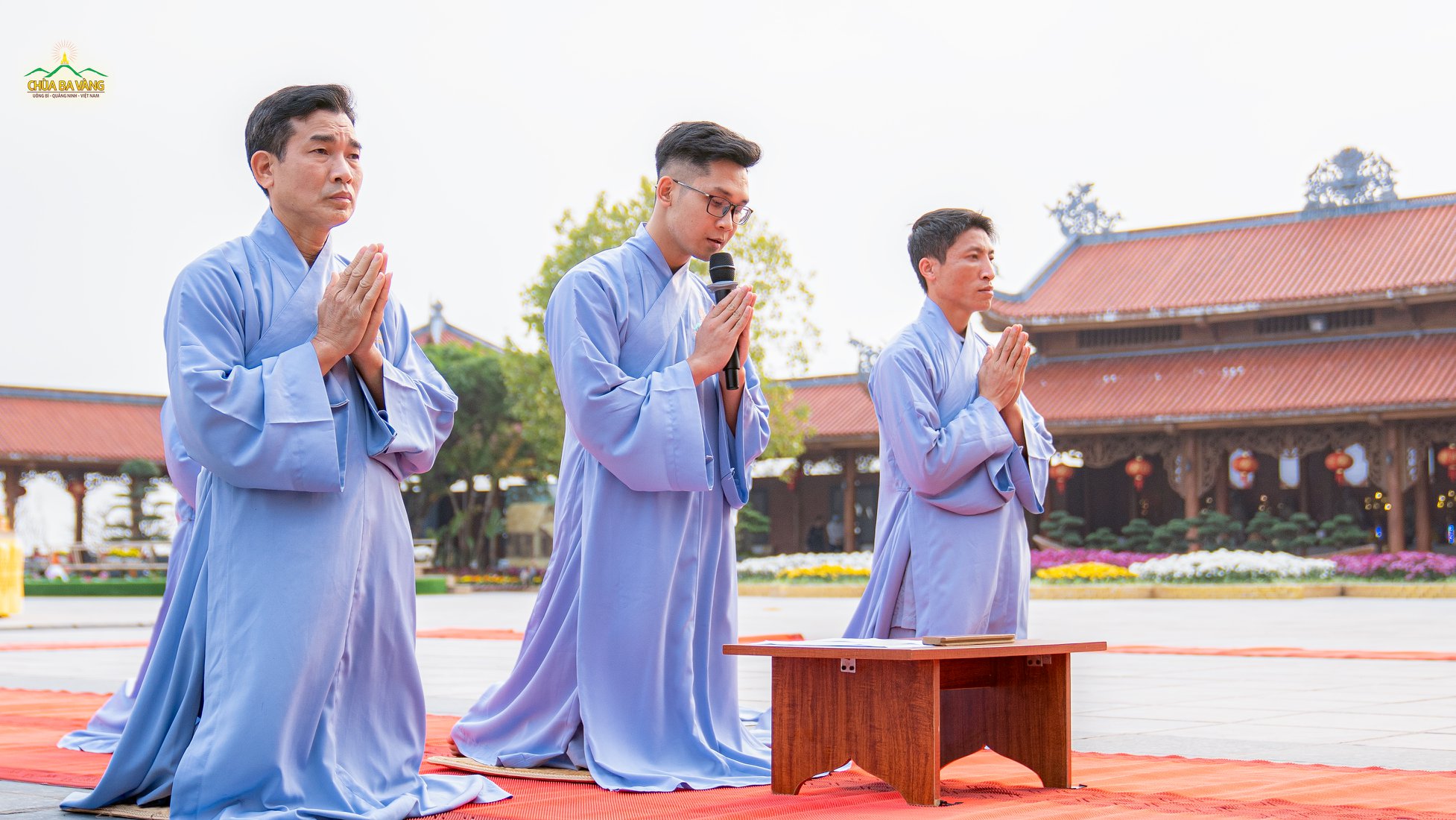 Phật tử Nguyễn Văn Hải đại diện cho các Phật tử đang tu tập cấm túc tại chùa; thay mặt hơn 200 đạo tràng dâng lời tác bạch thỉnh Sư Phụ truyền trao Pháp nhũ