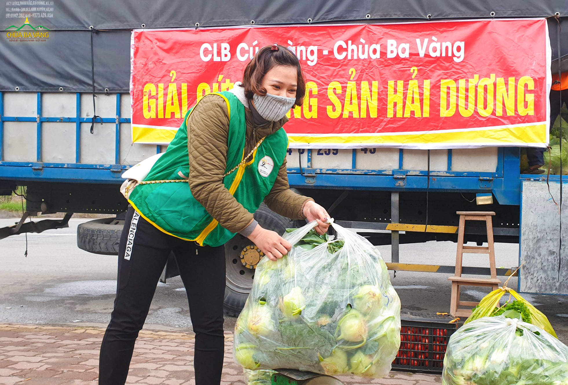 Việc kết nối tiêu thụ nông sản gặp không ít khó khăn, nhưng ai cũng hoan hỷ, nở trên môi nụ cười