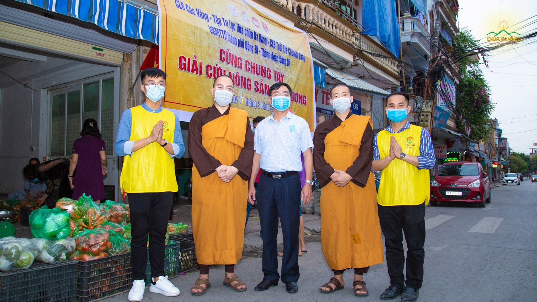 Ông Đào Ngọc Sơn (áo trắng đứng giữa) - Chủ tịch Mặt trận Tổ quốc Việt Nam thành phố Uông Bí đã đến thăm điểm