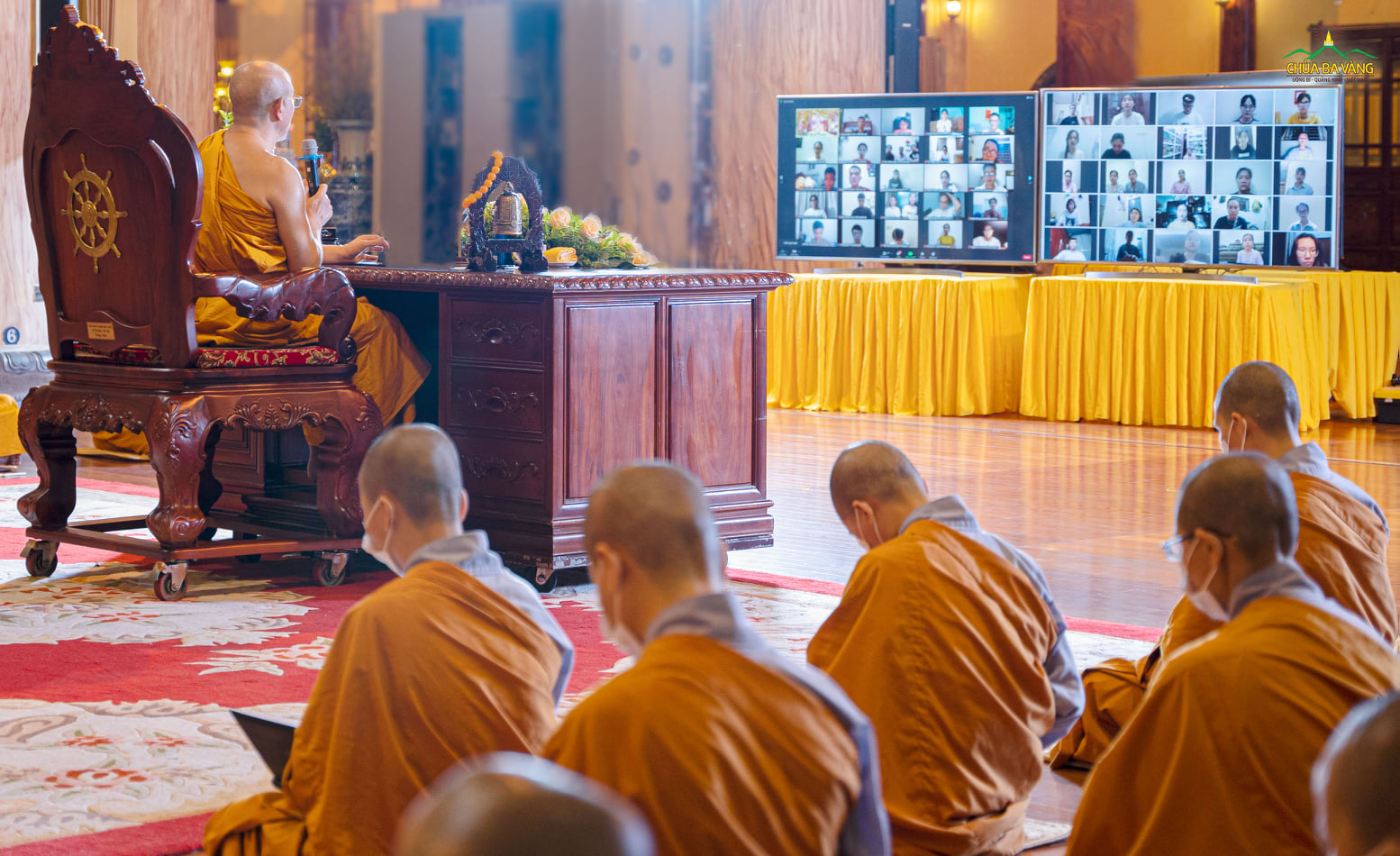 Các Phật tử chùa Ba Vàng tham gia chương trình thông qua ứng dụng zoom