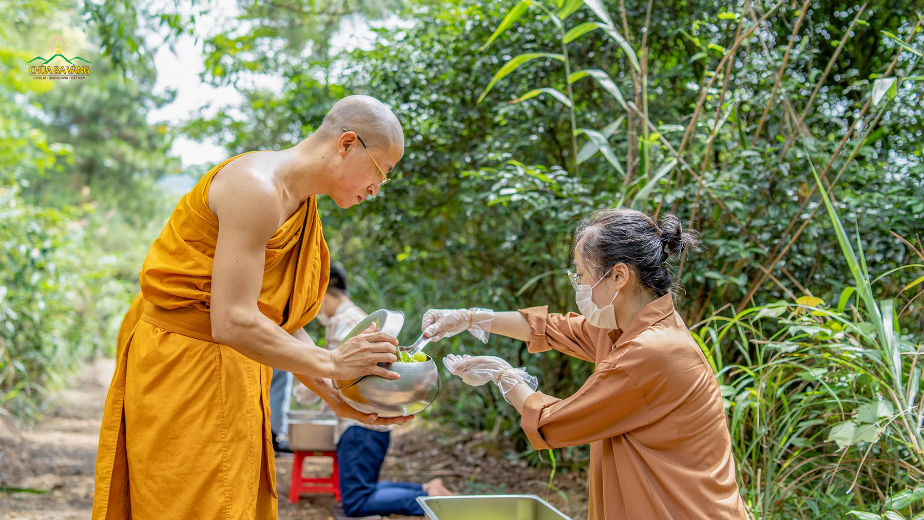 Hiểu được lợi ích khi sớt bát cúng dường Tăng chúng tu hành thanh tịnh, các Phật tử đã chuẩn bị những vật thực để dâng lên cúng dường