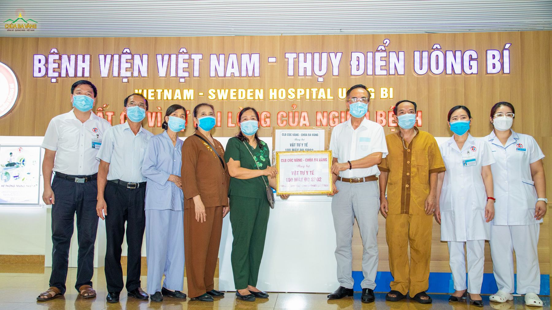 Lãnh đạo Bệnh viện Việt Nam - Thụy Điển thay mặt các y bác sĩ nơi tuyến đầu chống dịch đón nhận những tấm lòng của các Phật tử chùa Ba Vàng